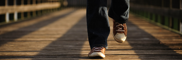 What are walking behaviors in body language